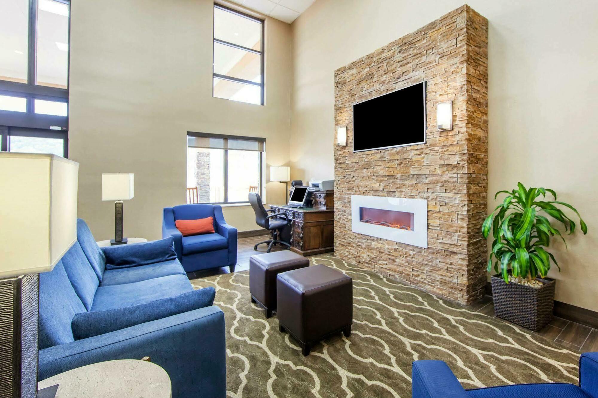 Comfort Inn At Royal Blue Pioneer Exterior foto
