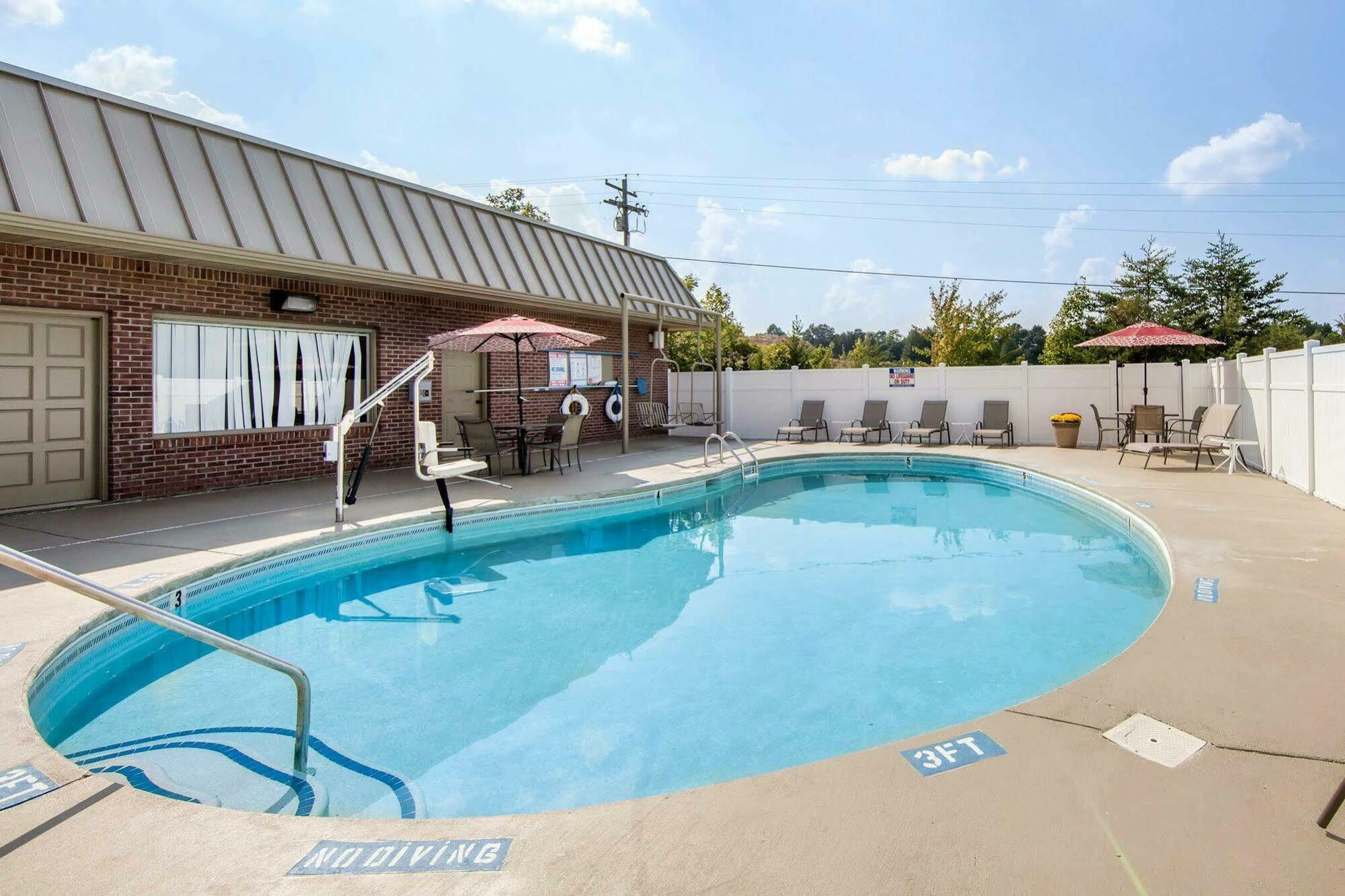 Comfort Inn At Royal Blue Pioneer Exterior foto